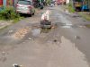 Jalan Karau Hancur, Warganya Menangis Pengusahanya Tertawa